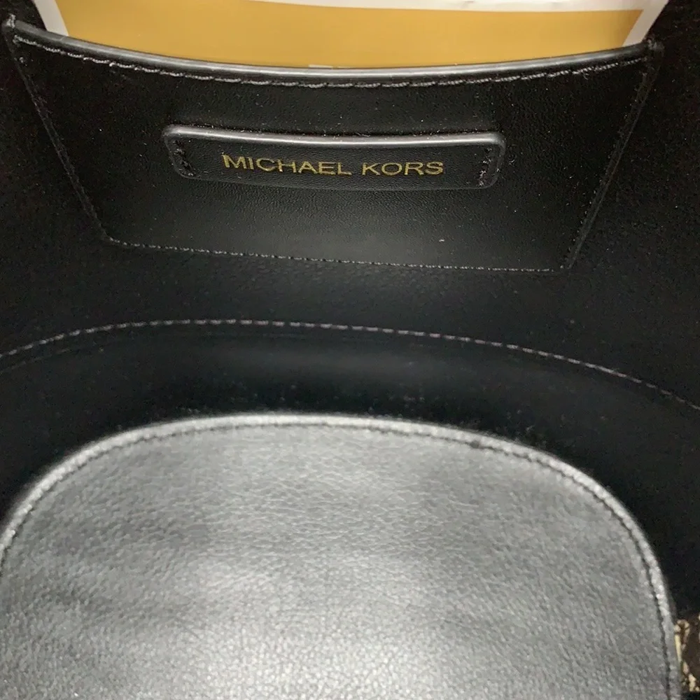 MICHAEL KORS  Reed Md Pebbled Leather Belted Bucket Messenger Satchel Crossbody